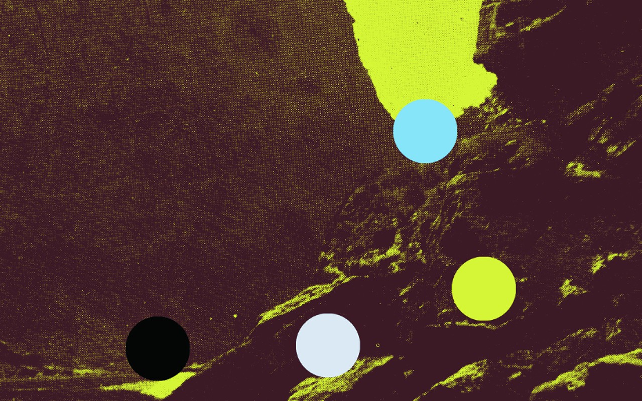 Grafika przedstawia różny formy, w górnej części nieregularna niebieska bryła z odbiciem chmur, zółte tło. W dolnej części dwie brązowe formy przypominające skały z kropkami w kolorze czarnym, białym, żółtym i niebieskim.