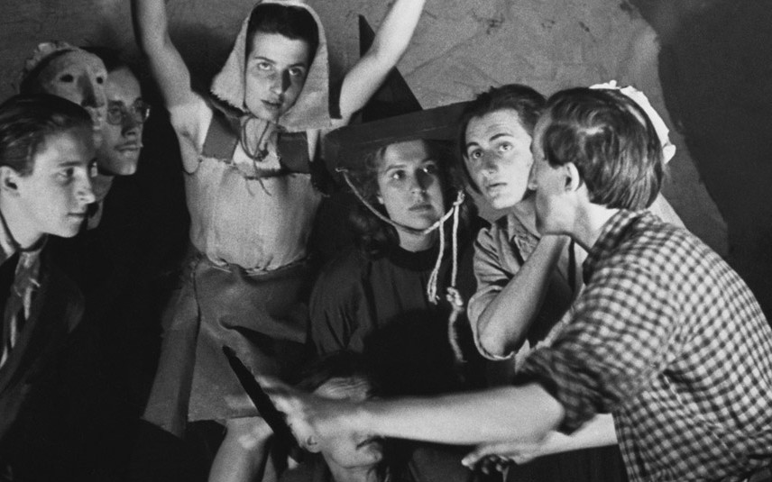 czarno biały kard ze starego filmu przedstawia grupę młodych ludzi
